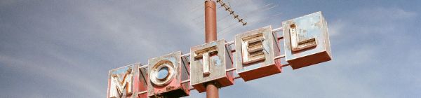 Photo d'un panneau de motel américain