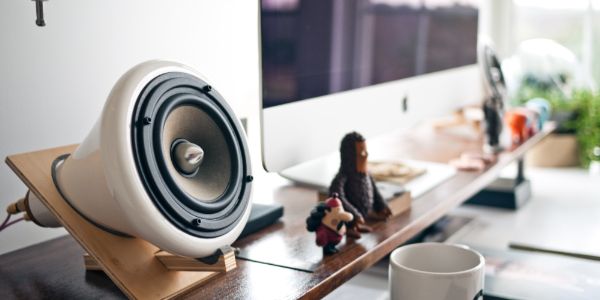 Photo d'un salon avec une télé et des enceintes