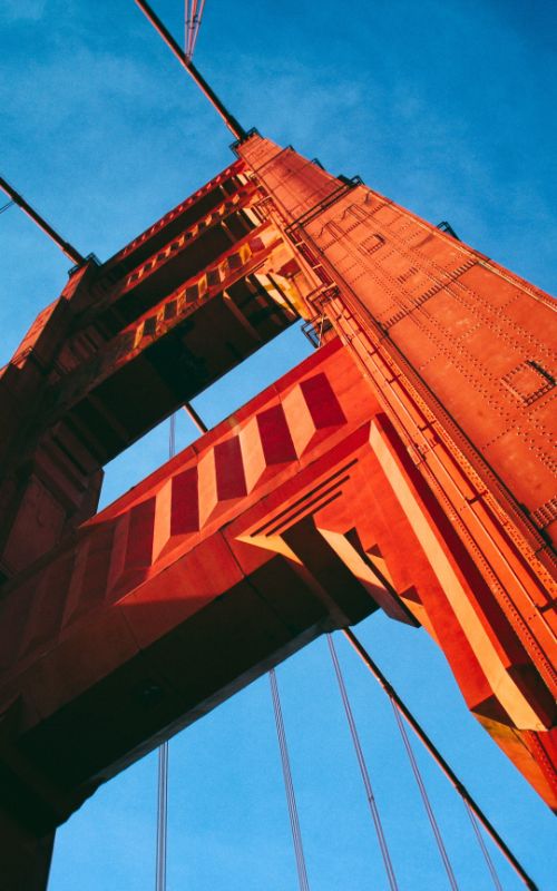 Photo d'une arche du Golden Gate Bridge vue de proche